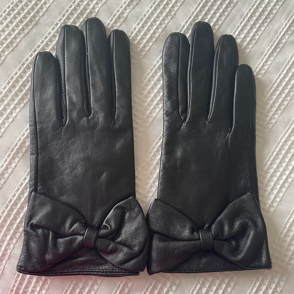 ASOS DESIGN leather gloves with touch screen and bow detail in black - Picture 1 of 3